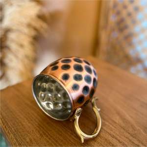 Tasse en cuivre martelé en gros - Mug décoratif en cuivre en forme de baril - Mug en métal personnalisé avec logo pour Moscow Mule, idéal pour restaurants, hôtels et bars - Product Image 2