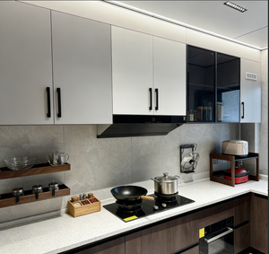 Set di Mobili da Cucina Personalizzati con Ante in Vetro, Illuminazione, <span class=keywords><strong>Forno</strong></span> a Microonde Integrato e Piano di Lavoro in Marmo - Product Image 3