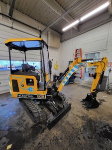 Miniexcavadora J-C-B 35Z-1 de 4 toneladas con giro de cola cero, motor Perkins, controles ISO/SAE seleccionables por pulsador - Product Image 2