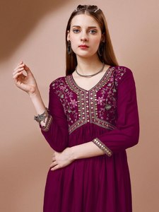 Venta al por mayor Anarkali Kurti en rayón con elegante bordado 3/4 mangas nuevo lanzamiento a granel Ropa Étnica barata para mujeres - Product Image 3