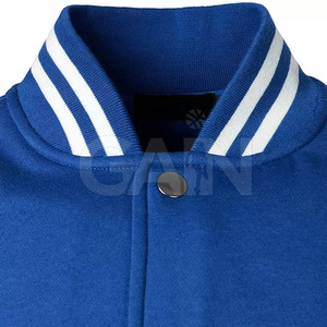 แจ็คเก็ตเลตเตอร์แมนผู้ชายสำหรับฤดูหนาวที่อบอุ่น - ผลิตจากวัสดุที่เป็นมิตรต่อสิ่งแวดล้อม ระบายอากาศได้ดี ด้านหน้าทำจากผ้าขนสัตว์ ดีไซน์มีฮู้ดพร้อมโลโก้ สวมใส่สบาย - Product Image 4