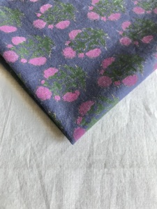 Tissu en coton imprimé à la main avec des motifs floraux bleu indigo et rose, design traditionnel Buti - Product Image 3