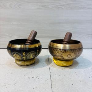 Bol chantant artisanal en métal en bronze sur le thème bouddhiste traditionnel pour la thérapie par le son et la guérison des chakras - Product Image 2