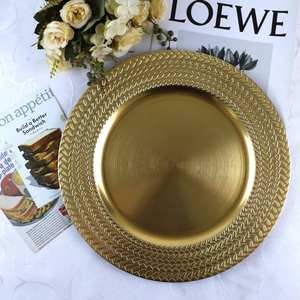 Assiette de présentation décorative en fer doré écologique avec bordure à motif de feuilles, durable - Product Image 4