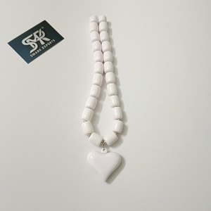 Collier classique multicolore en perles de résine artisanales épaisses avec fermoir magnétique et pendentif cœur style ange pour femme usage quotidien - Product Image 6