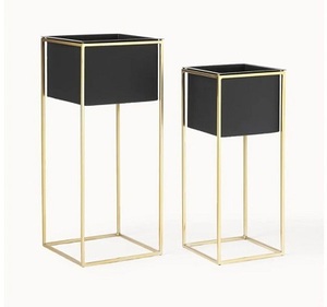 Jardinière en métal d'aspect luxueux avec support au fini noir pour ajouter un accent haut de gamme aux arrangements minimalistes du salon - Product Image 2