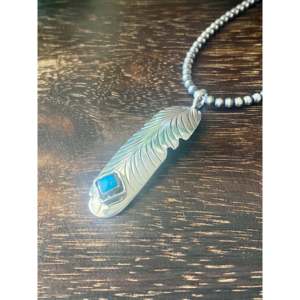 Colgante de Pluma de Plata de Ley y Turquesa Navajo Kingman Hecho a Mano con Tecnología de Engaste en Bisel - Product Image 4