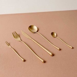 Juego de cubiertos de latón dorado con forma personalizada de lujo, pulido de espejo, cuchara clásica sostenible, mango, cubiertos de mesa de comedor, venta al por mayor - Product Image 4