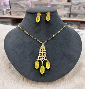 Ensemble de collier élégant en pierre doublet avec boucles d'oreilles assorties Bijoux de déclaration pour les occasions spéciales ou les cadeaux Ensemble minimal de luxe - Product Image 3