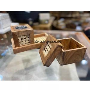 Ensemble de brûleurs en bois Bakhoor fabriqués à la main avec design en maille de rotin et insert en métal sur base de plateau en bois pour oud arabe et encens - Product Image 3