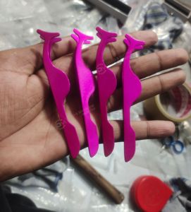 Pinzas para pestañas postizas de acero inoxidable de color con logotipo personalizado al por mayor, tira a granel, aplicador de pestañas, Punta inclinada, ceja antiácido - Product Image 3