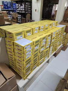 Listo Stock Blanco Tobleronee Swiss Chocolate con Miel y Almendra Turrón 360g - Product Image 3