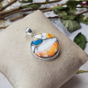 Charm pendentif en pierre précieuse cabochon rond huître épineuse-Pyramide et précieuse Intl' - Product Image 2