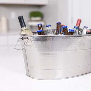 Cubo enfriador de vino de metal con dos asas pequeñas con acabado plateado a cada lado para facilitar el transporte y añadir una decoración simple. - Product Image 5