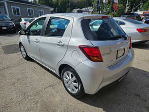 Usado 2015 T * oyota Yaris 5 puertas LE - Product Image 2