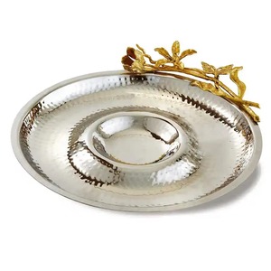 Nouvelle arrivée Plateau de service en acier inoxydable à motif martelé avec quelques accents florissants Nouvelle arrivée - Product Image 1