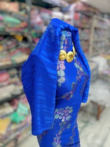 รอยัลบลู ฟรานซาวี ดีรัก พร้อมลายเลื่อมสีรุ้งและผ้าคลุมไหล่เข้าชุด |   ชุดเดรสสำหรับงานเลี้ยงสุดหรู - Product Image 2