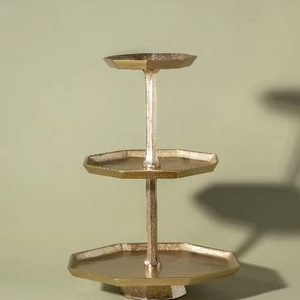 Support à dessert classique en métal pour muffins au chocolat et fruits secs au look vintage pour une célébration traditionnelle ou bohème - Product Image 1