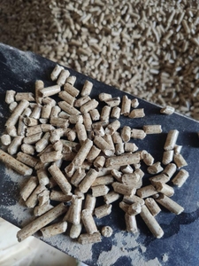 Venta al por mayor de alta calidad aserrín biomasa pellets de madera materia prima para estufa doméstica calefacción precio barato - Product Image 2