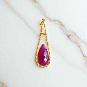 Poire rose vif calcédoine pierre précieuse torsadée lunette pendentif à breloque-gros plaqué or bricolage pendentif à breloques-10x16 MM poire pierre - Product Image 1