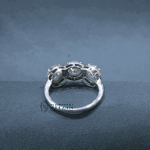 Anillo de Compromiso de Plata de Ley con Diamante Cultivado en Laboratorio de Corte Redondo, Estilo Halo, con Engaste de Puntas para Mujer - Product Image 3