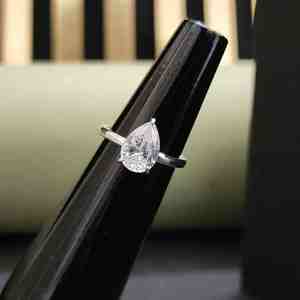 Elegante Anillo de Compromiso Unisex de Acero Inoxidable con Piedra de Moissanita Corte Pera con Certificado IGI - Product Image 1