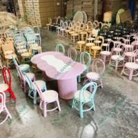 Ensemble table et chaises en rotin confortable et coloré pour les espaces imaginatifs des petits explorateurs à prix compétitif