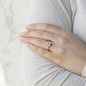 Bague de fiançailles en diamant taille coussin pour femme - Product Image 3
