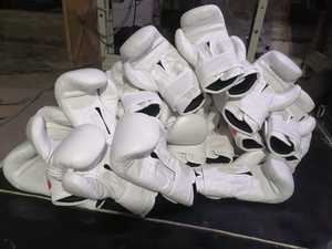 Gants de MMA en cuir blanc SENSEL SPORTS avec sangle de poignet réglable et design à enfiler pour l'entraînement et le sparring des adultes - Product Image 2