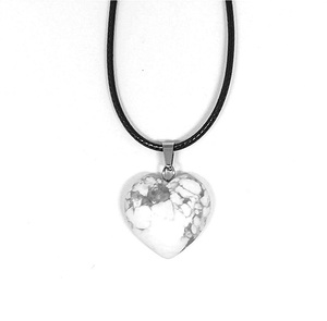 Colgantes en forma de corazón de howlita de piedra Natural al mejor precio y buena venta para mujer Jawelllery a la venta de Soha Agate - Product Image 1