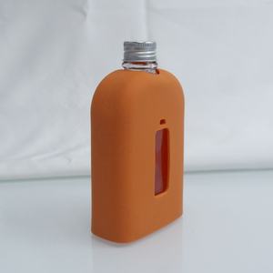 Flasque en verre personnalisée de 8 oz pour hommes avec couvercle de protection en silicone Cadeau de flacon à boire - Product Image 3