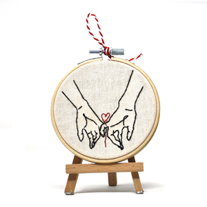 Aro de Bordado Hecho a Mano con el Diseño de "Promesa Sellada" – Bambú de 10 cm – Promesa de Amistad con Nudo de Corazón Rojo – Regalo Simbólico de Amistad y Pareja Espiritual - Product Image 1