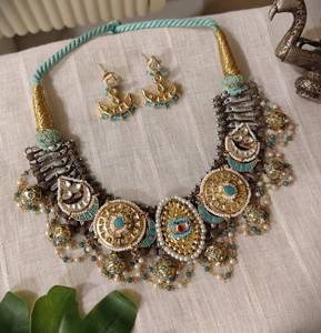Hermoso Collar de Diseño Kundan Fusion, Acabado Antiguo en Mezcla de Oro y Plata, Ajustable con Cordón - Product Image 3