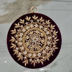 Pochette exclusive faite à la main de forme ronde Un accessoire élégant et élégant pour femmes pour les mariages et les grandes fêtes - Product Image 1