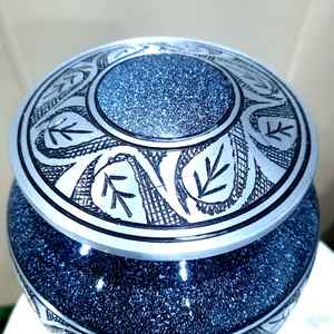 Urna de cremación de Metal de estilo americano azul hecha a mano, diseño de hoja de plata, tarro de recuerdo de cenizas funerarias decorativas, exportador fabricado - Product Image 4