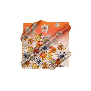 Écharpe en soie florale vintage de créateur - Impression numérique en polyester carré - Product Image 1