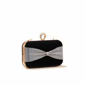 Bolso de mano de cuero negro Formal P15550 Forro de satén Decoraciones de perlas acrílicas Detalle de cadena con solapa elegante para fiestas Bolso de noche - Product Image 2