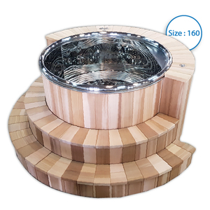 อ่างน้ำร้อนกลางแจ้งทรงกลมขนาด 160 ซม. แบบตั้งพื้น พร้อมฝาปิดทำจากสแตนเลส 304 และไม้ซีดาร์แดง มีบันได 2 ขั้น สำหรับวิลล่าและโรงแรม - Product Image 1
