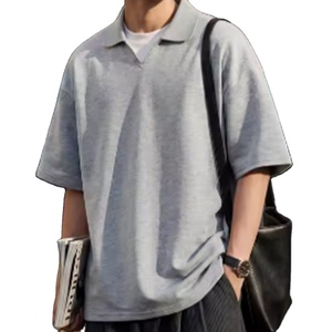 เสื้อโปโลคอวีถักสำหรับผู้ชาย เสื้อยืดแขนสั้นสไตล์เรโทร สีพื้น เนื้อผ้านุ่ม ระบายอากาศได้ดี ทรงหลวม สวมใส่สบาย - Product Image 1
