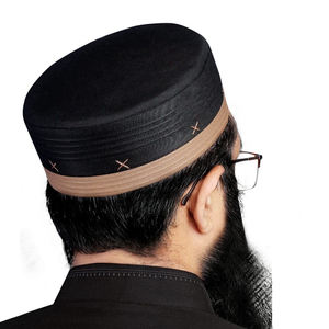 Meilleur chapeau Kufi traditionnel décontracté pour hommes Logo personnalisé Casquette de prière islamique multicolore Inspiré de l'automne en polyester pour le printemps Husn - Product Image 1