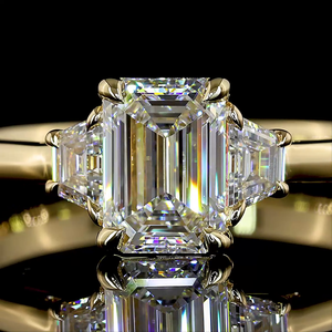 Anillo de Compromiso de Oro Amarillo de 14K con Tres Piedras en Forma de Esmeralda de 1.26 Quilates, Joyería de Diamantes Nupcial de Lujo Hecha a Mano - Product Image 2