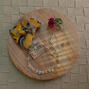 Collier de perles de broderie colorées avec des motifs de fil artistiques Collier de perles de broderie ethnique avec un aspect tribal traditionnel - Product Image 3