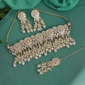 Derniers bijoux indiens de mode exclusifs collier Kundan de mariage lourd ensemble avec boucles d'oreilles maangtikka Collection pour fille