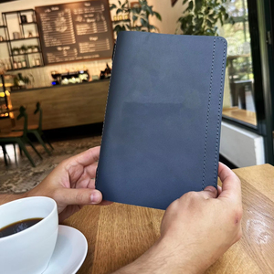 Carpeta de carpetas para restaurante personalizada de tamaño A4 con soporte central elástico, material de cuero repujado, fuente de energía eléctrica - Product Image 1