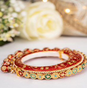 Brazaletes de latón decorativos con un patrón frondoso y círculos de esmalte rojo y verde de colores con piedras claras, a precios al por mayor. - Product Image 5