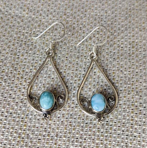 Pendientes Colgantes de Latón Hechos a Mano con Piedra Larimar Natural de 5x7 mm a Precio de Mayoreo - Product Image 2