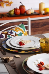 Service de table durable 18 pièces en porcelaine blanche pour une vaisselle élégante et luxueuse, assiettes rondes à bord irrégulier Mademoiselle par Excelsa - Product Image 6