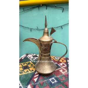 Dallah en métal arabe en laiton avec un design en relief, couleur or, poli brillant avec couvercle, pot à thé et à café, aspect admirable, fournitures - Product Image 4