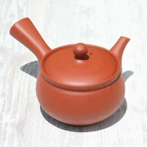 Théière Kyusu en argile rouge avec infuseur en céramique, forme de pot, couvercle et poignée inclus, fabrication Tokoname - Product Image 3