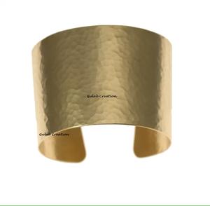 Brazalete de diseño martillado chapado en oro de ley para mujer Brazalete de declaración ajustable para moda y uso diario - Product Image 4